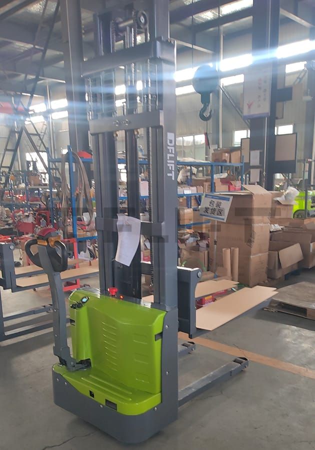 Electric pallet stacker