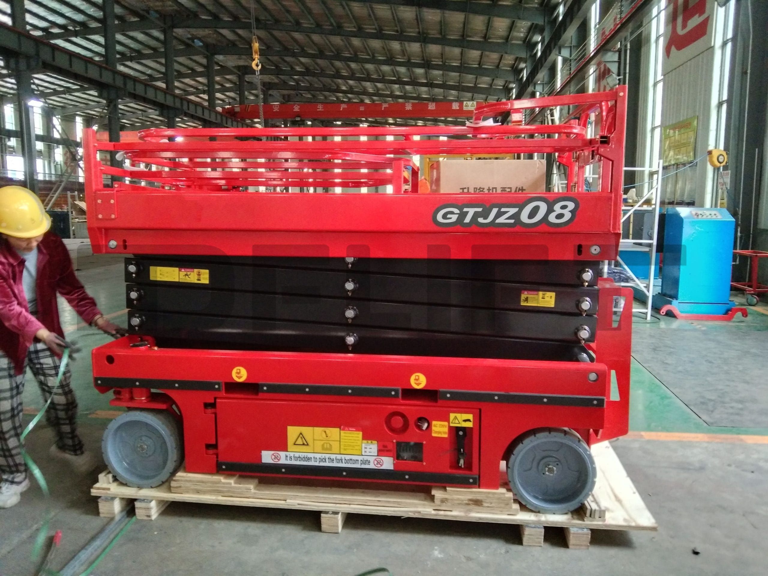 Packing of self propelled scissor lift 1 scaled