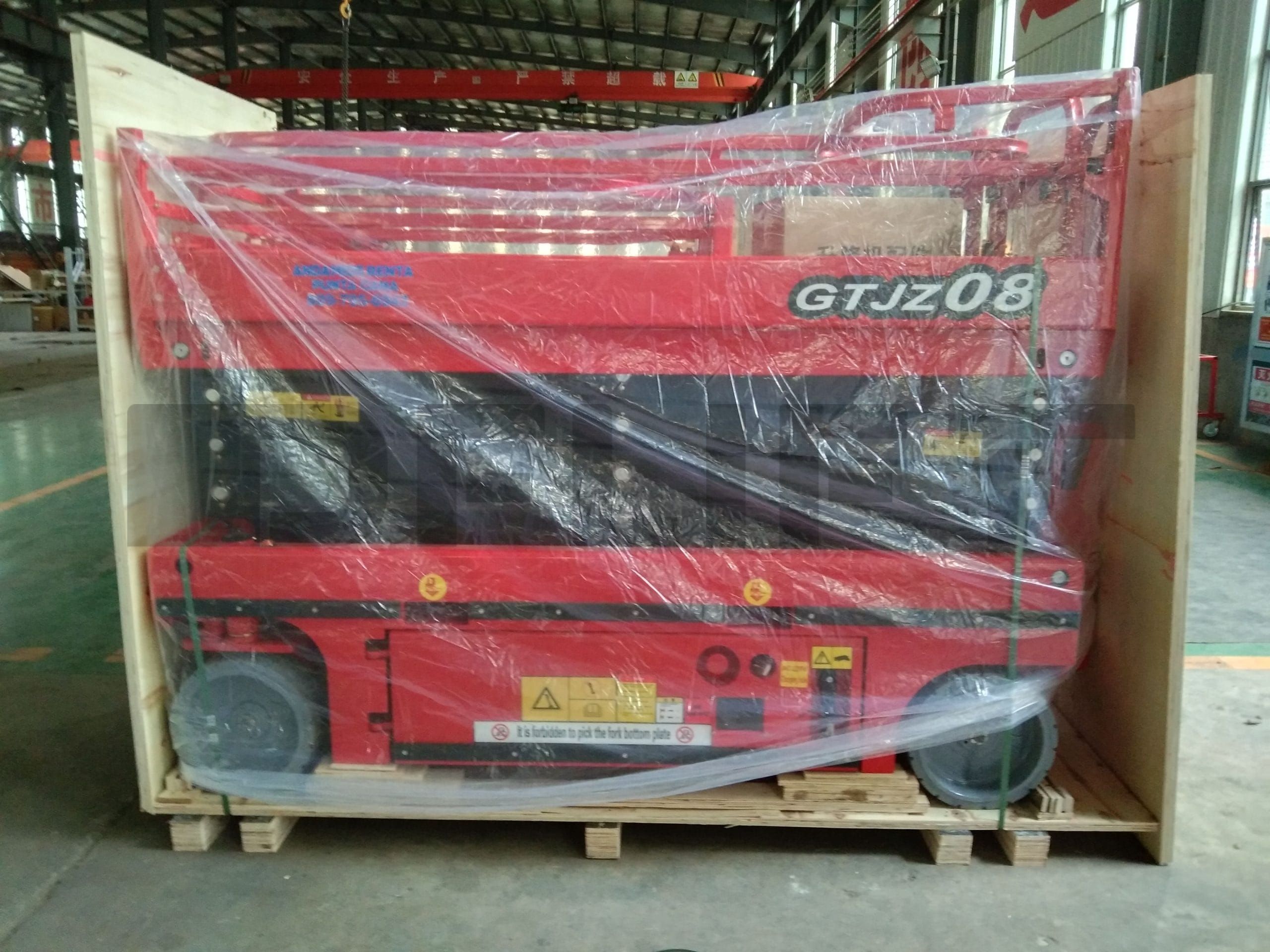 Packing of self propelled scissor lift 2 scaled