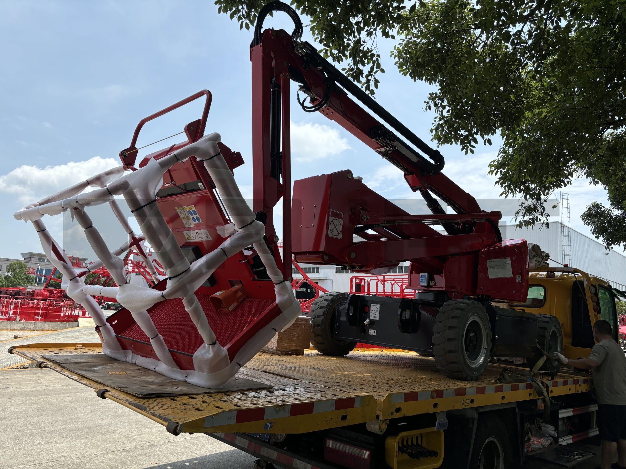 Naka-scale ang articulated boom lift