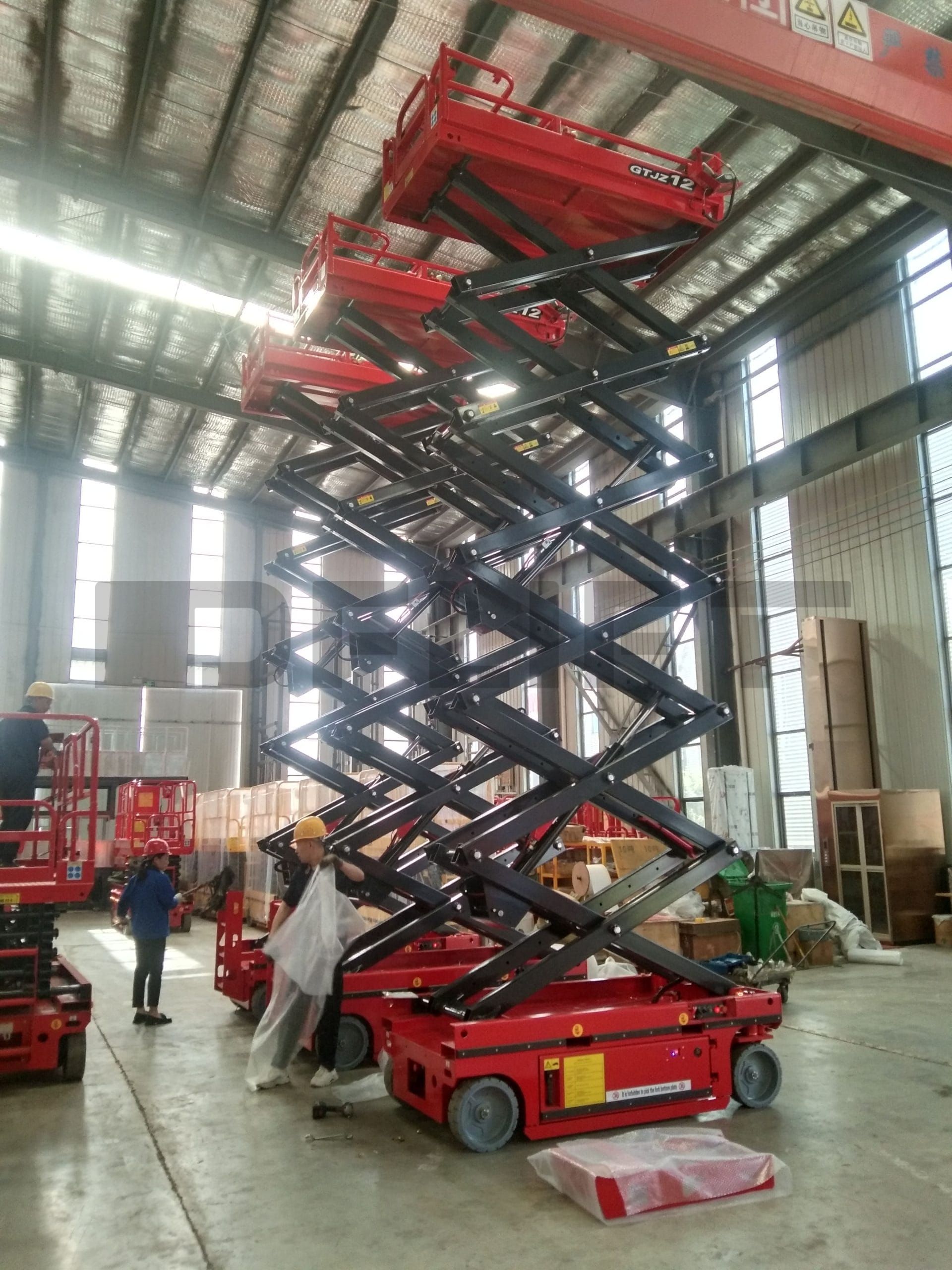 Self propelled scissor lift 1 scaled