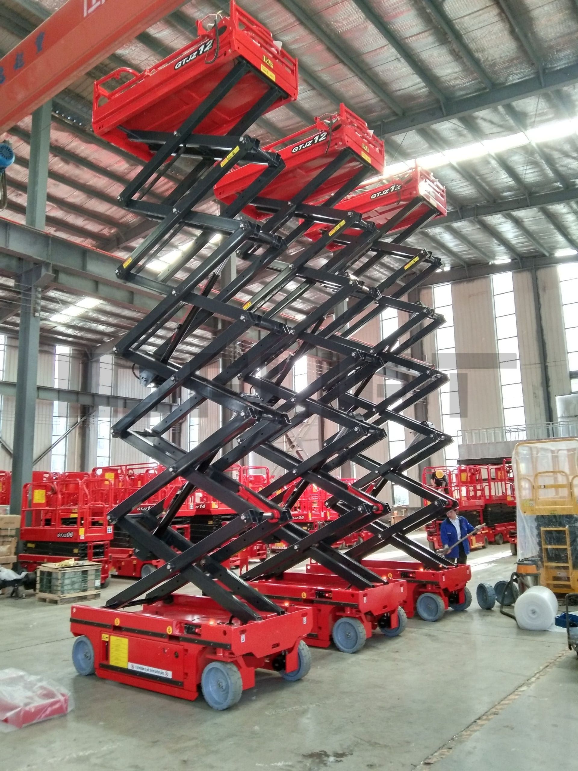 Self propelled scissor lift 2 scaled