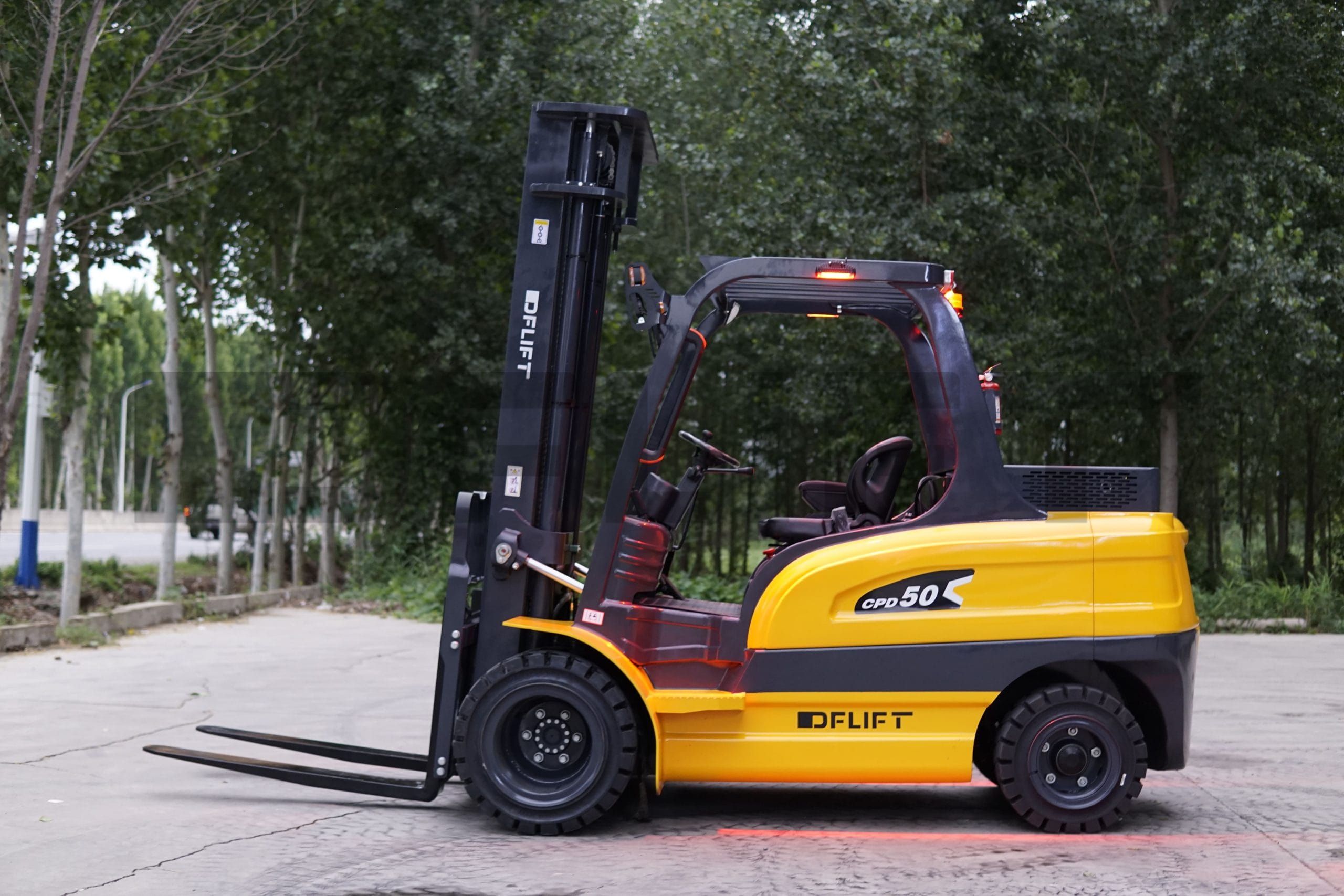 Naka-scale ang Electric Forklift