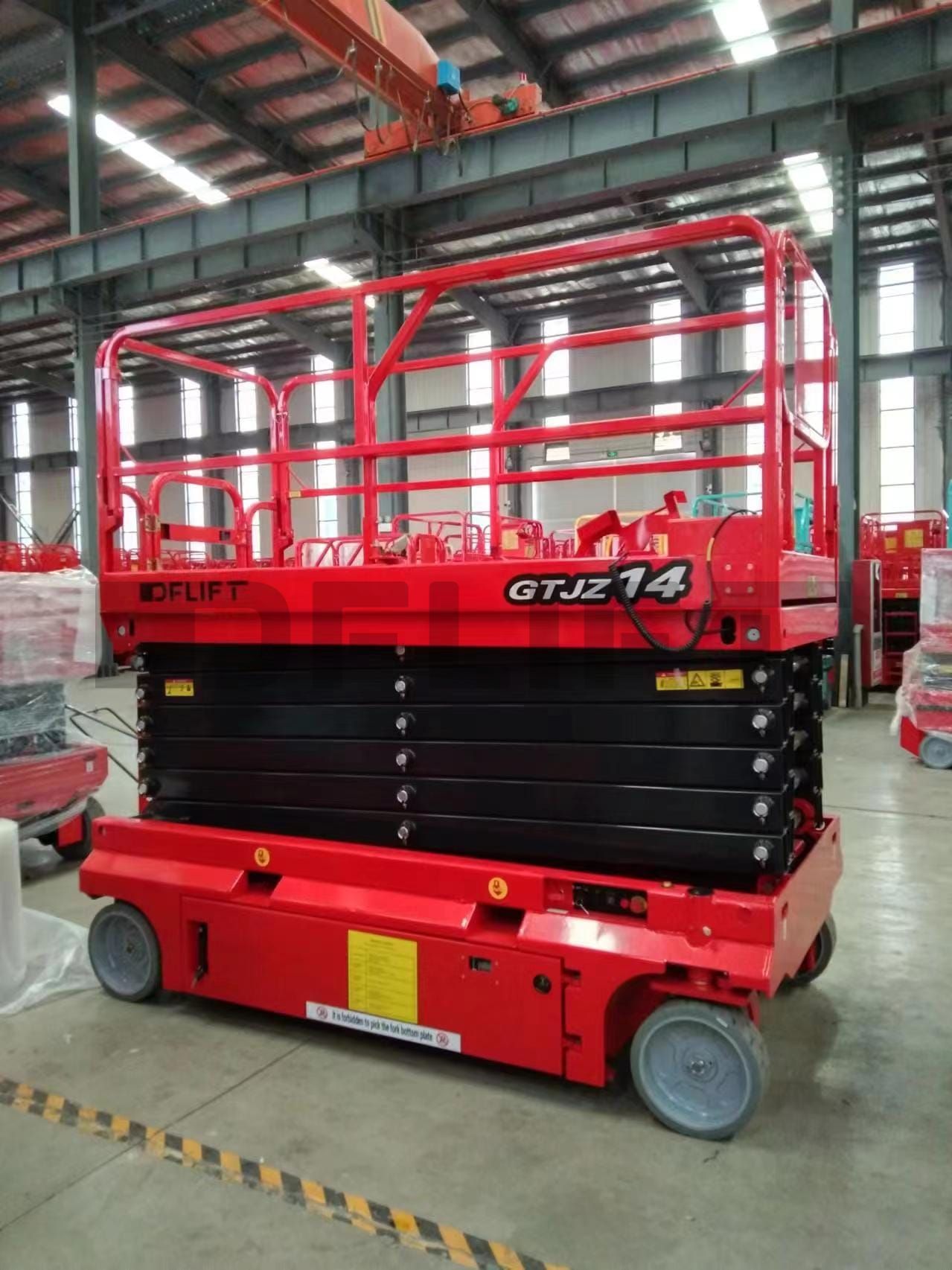 Self propelled scissor lift