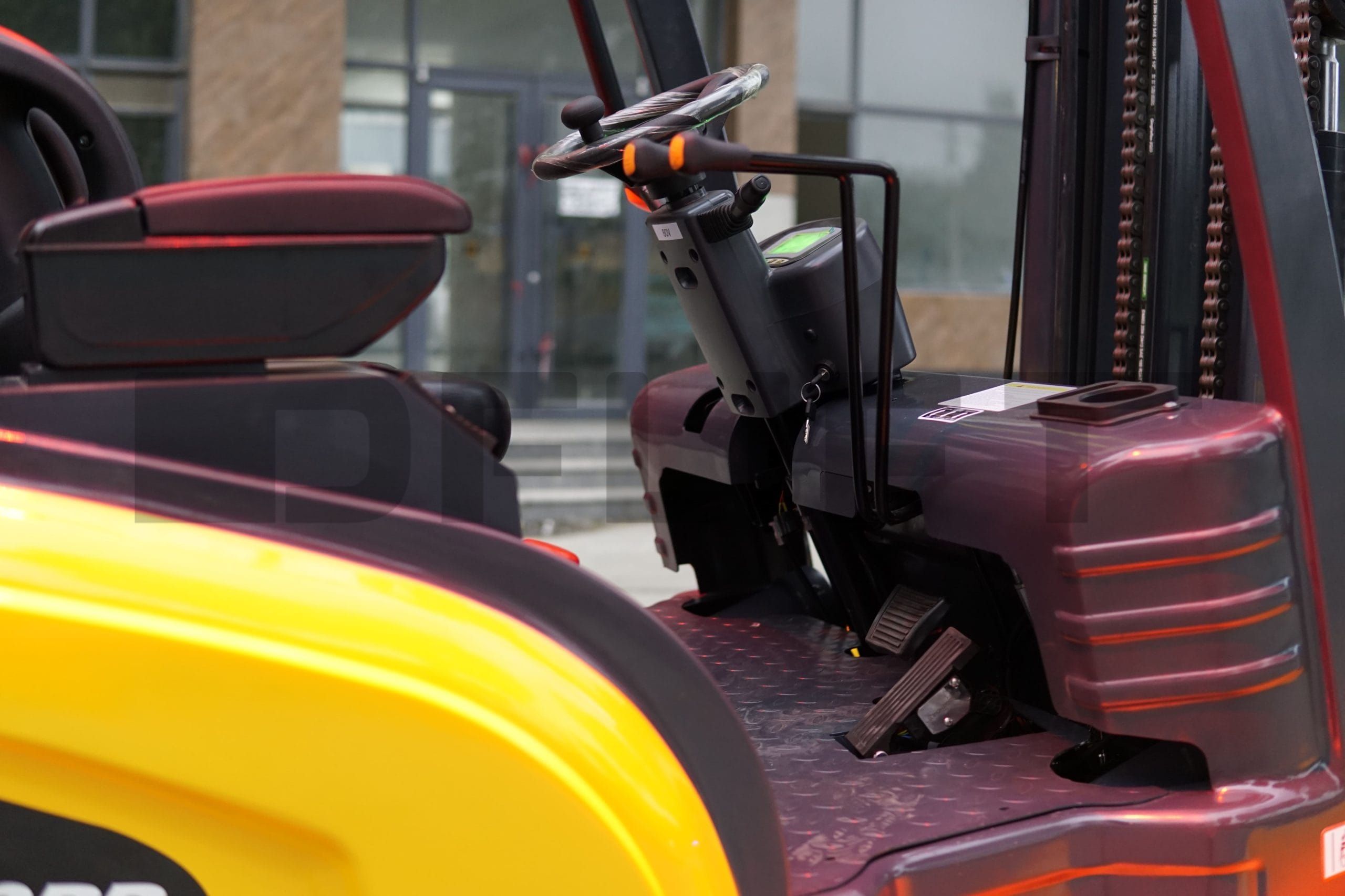 detail of electric forklift 1 scaled