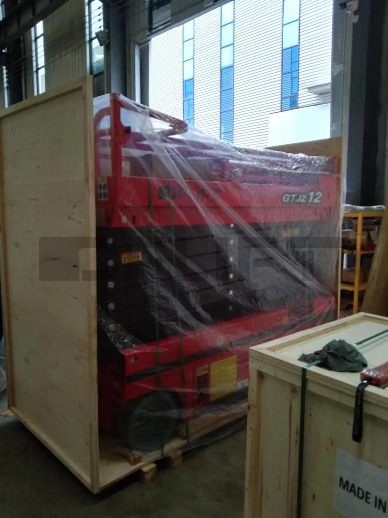 Packing of self propelled scissor lift