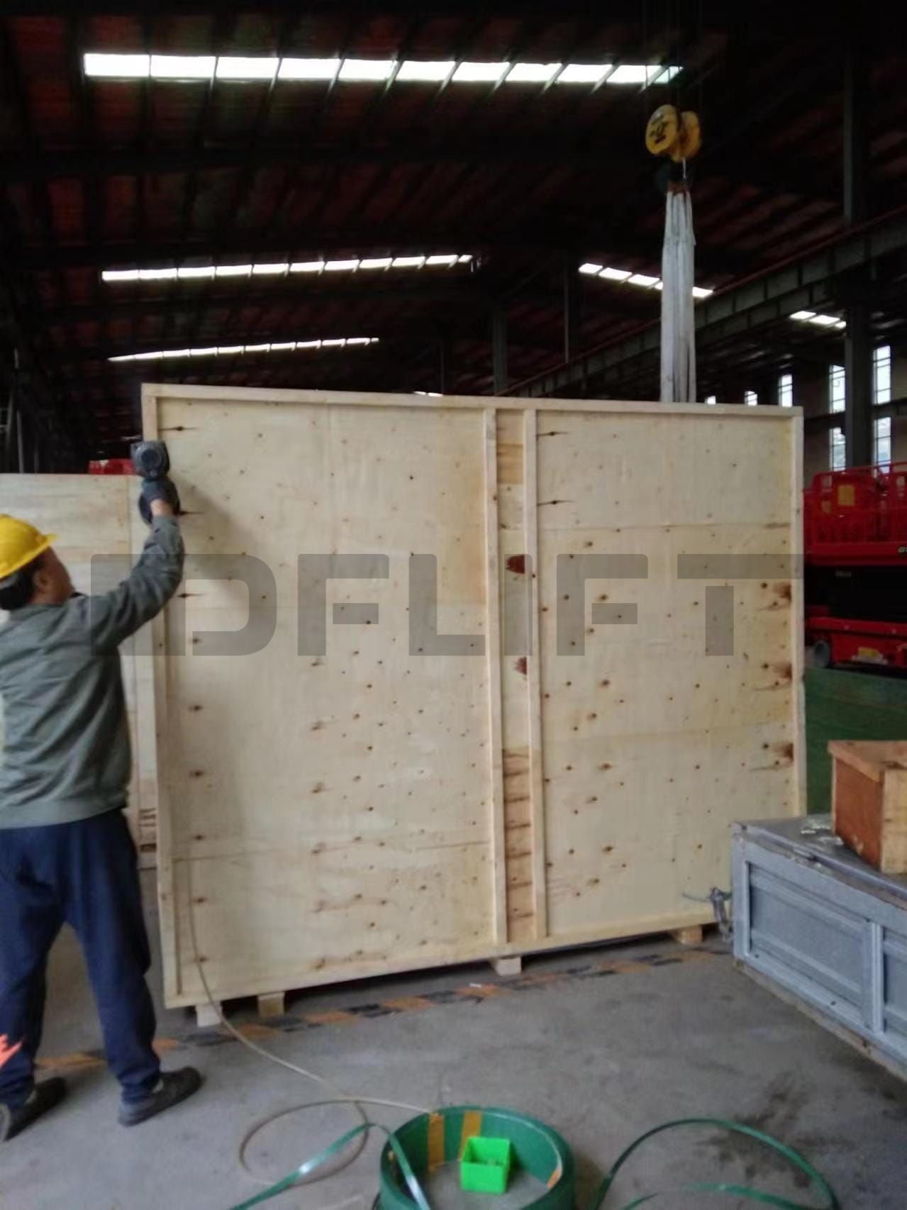 Packing self propelled scissor lift 2