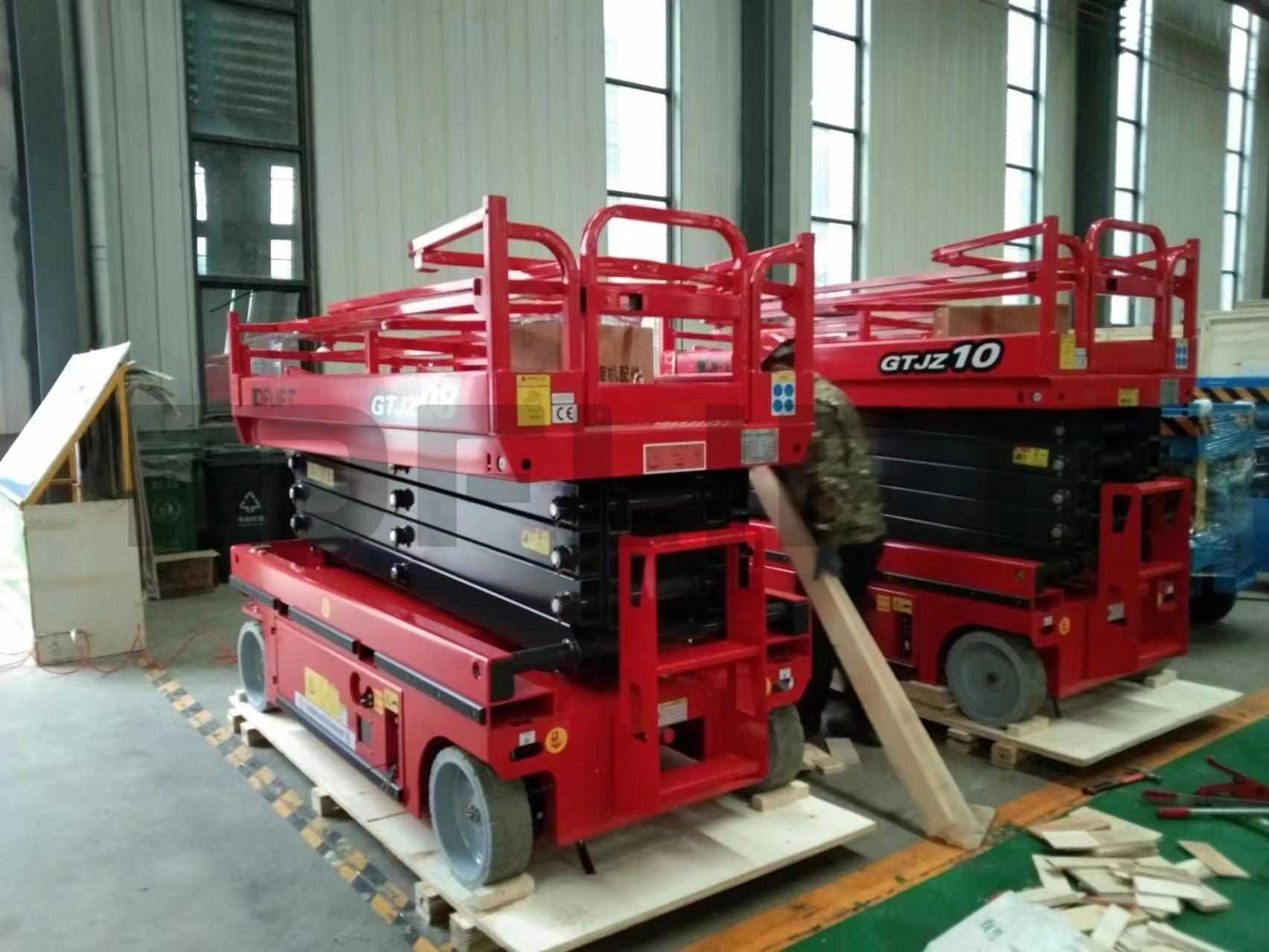 self propelled scissor lifts