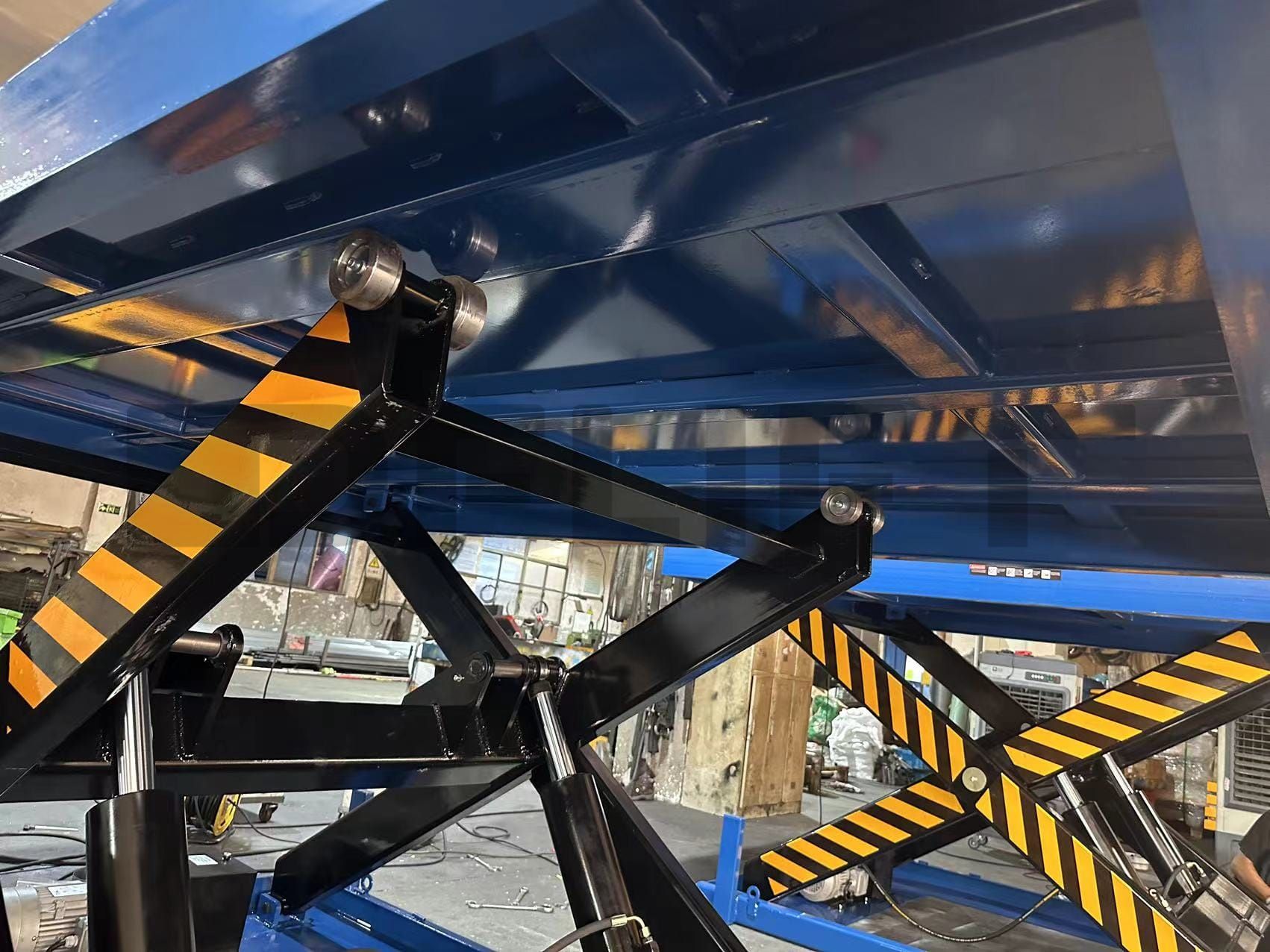 detail of stationary scissor lift