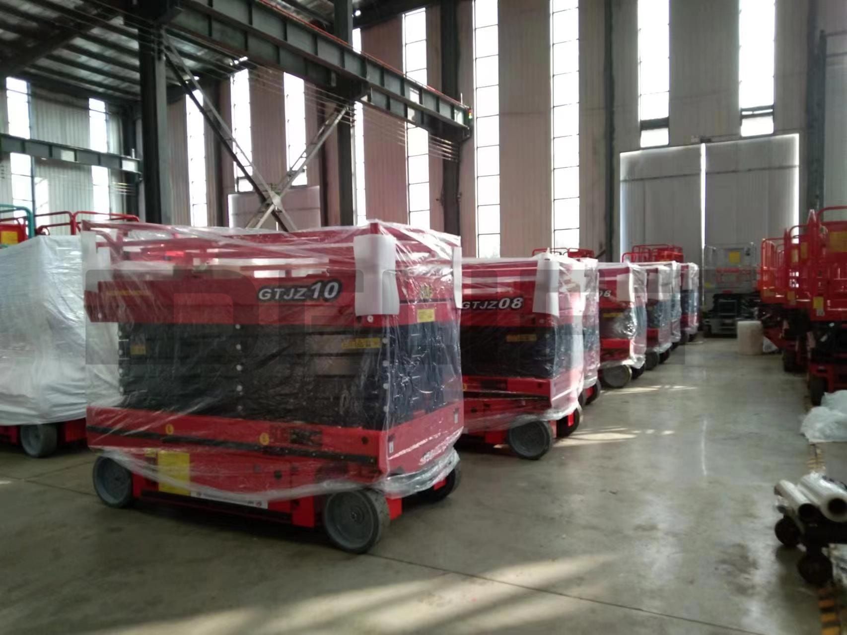 packaged of self propelled scissors lift