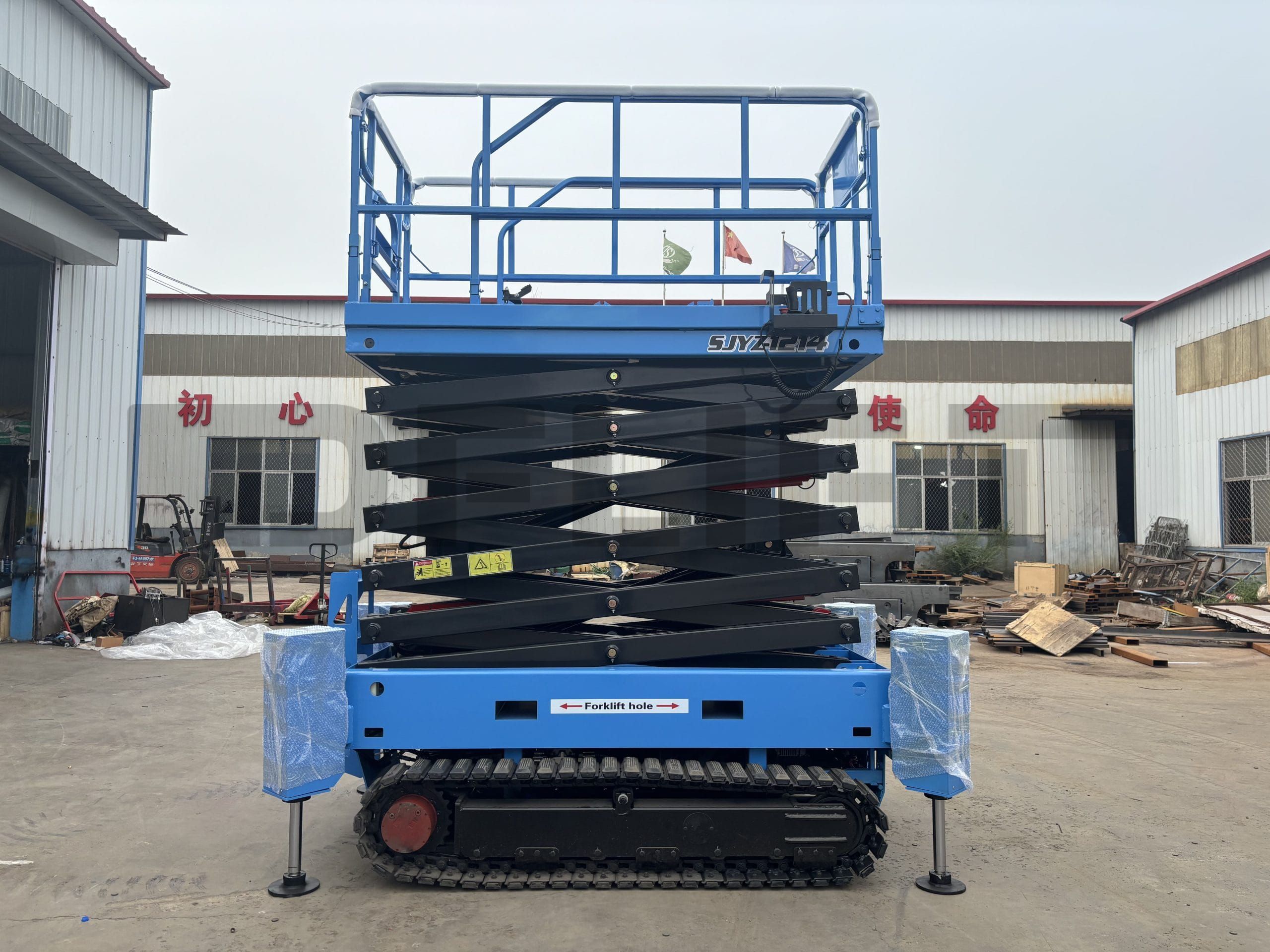 Crawler scissor lift 2 scaled