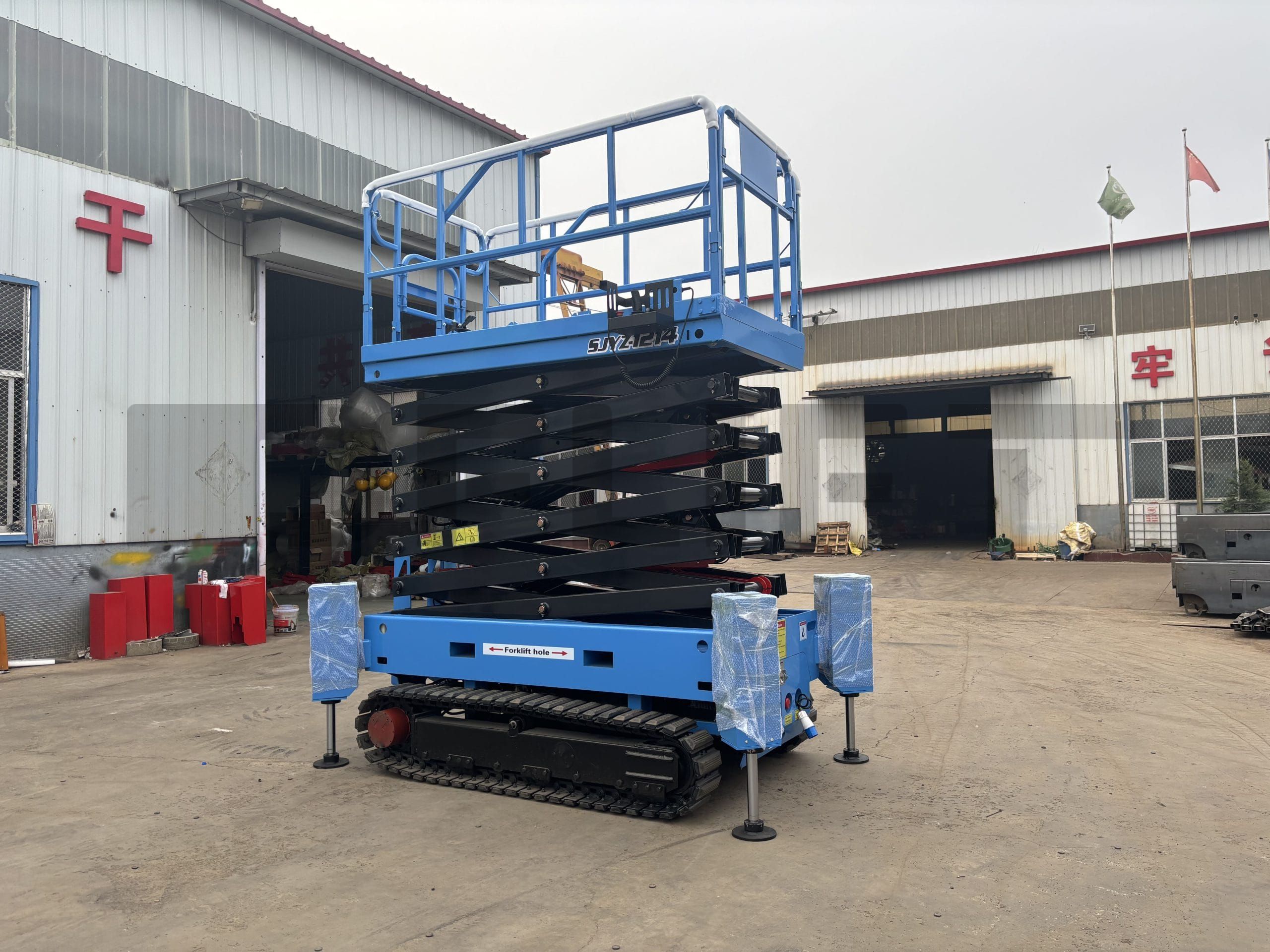 Crawler scissor lift 4 scaled