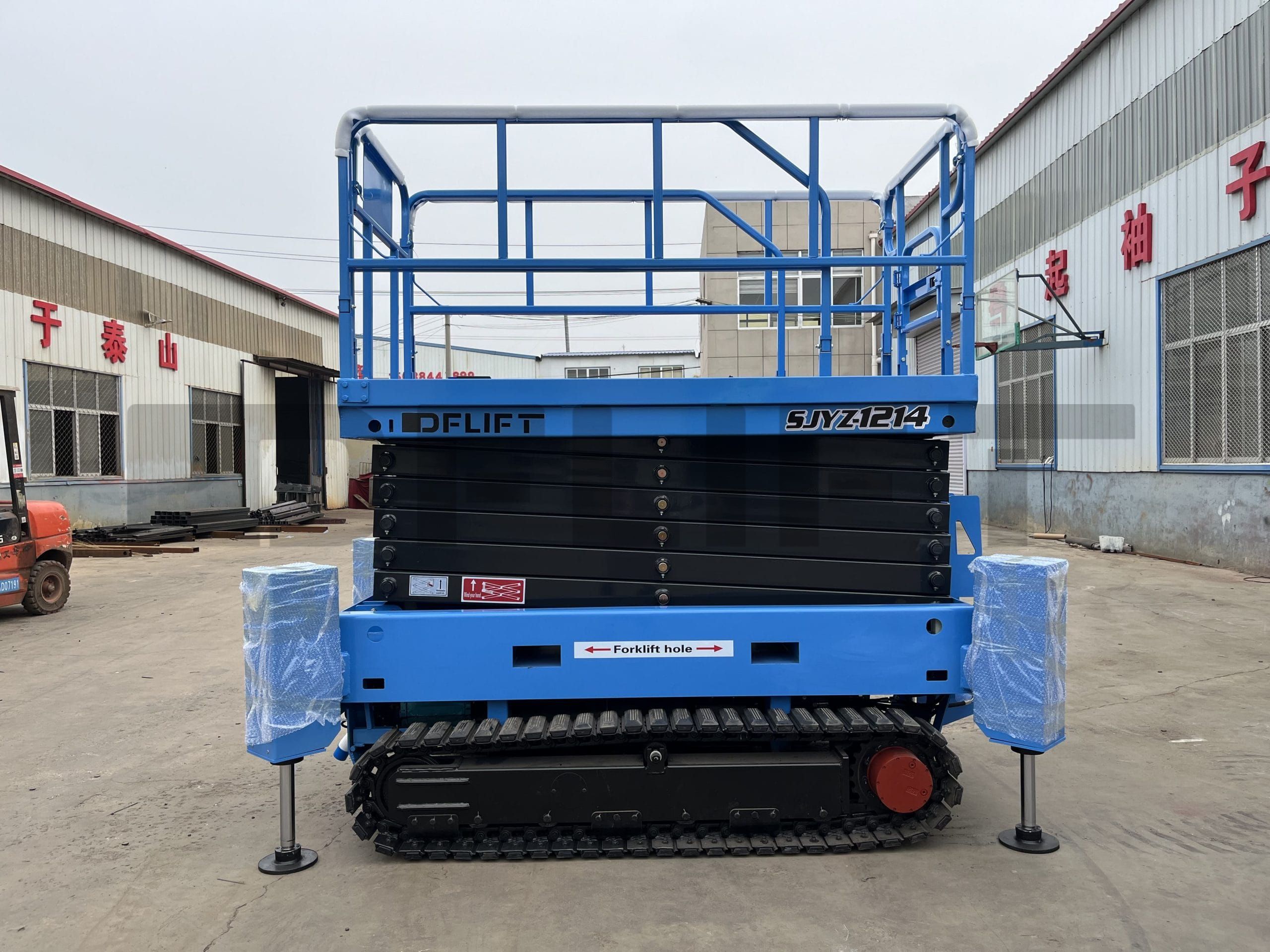 Crawler scissor lift 5 scaled