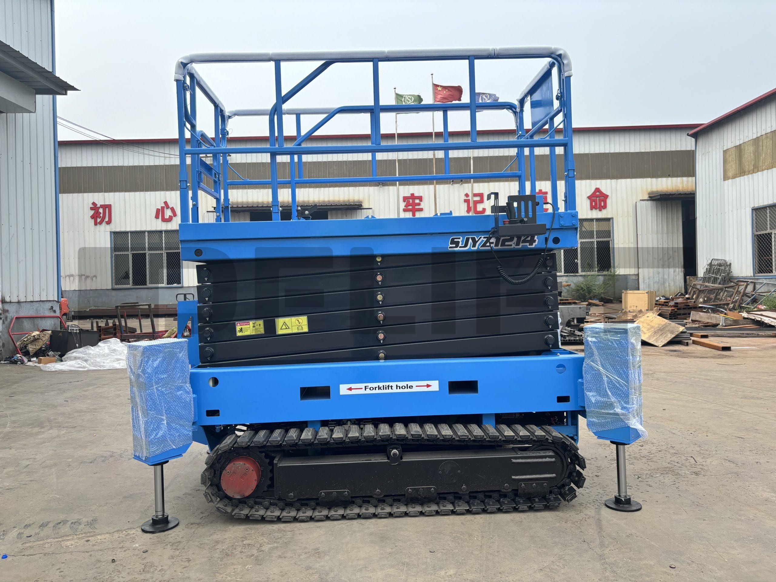 Crawler scissor lift scaled