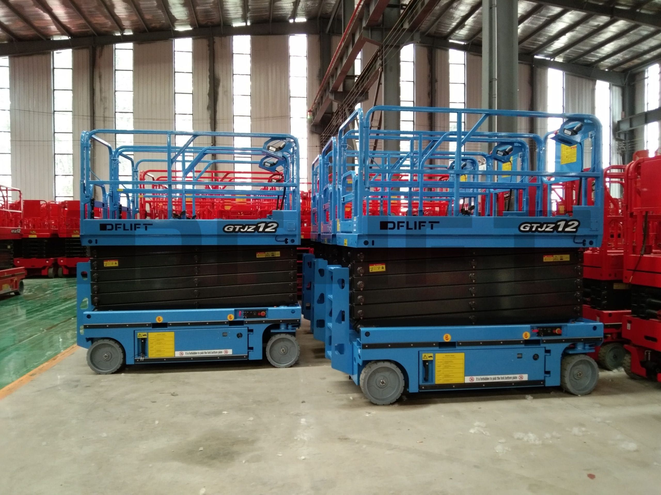 Self propelled scissor lift 1 scaled