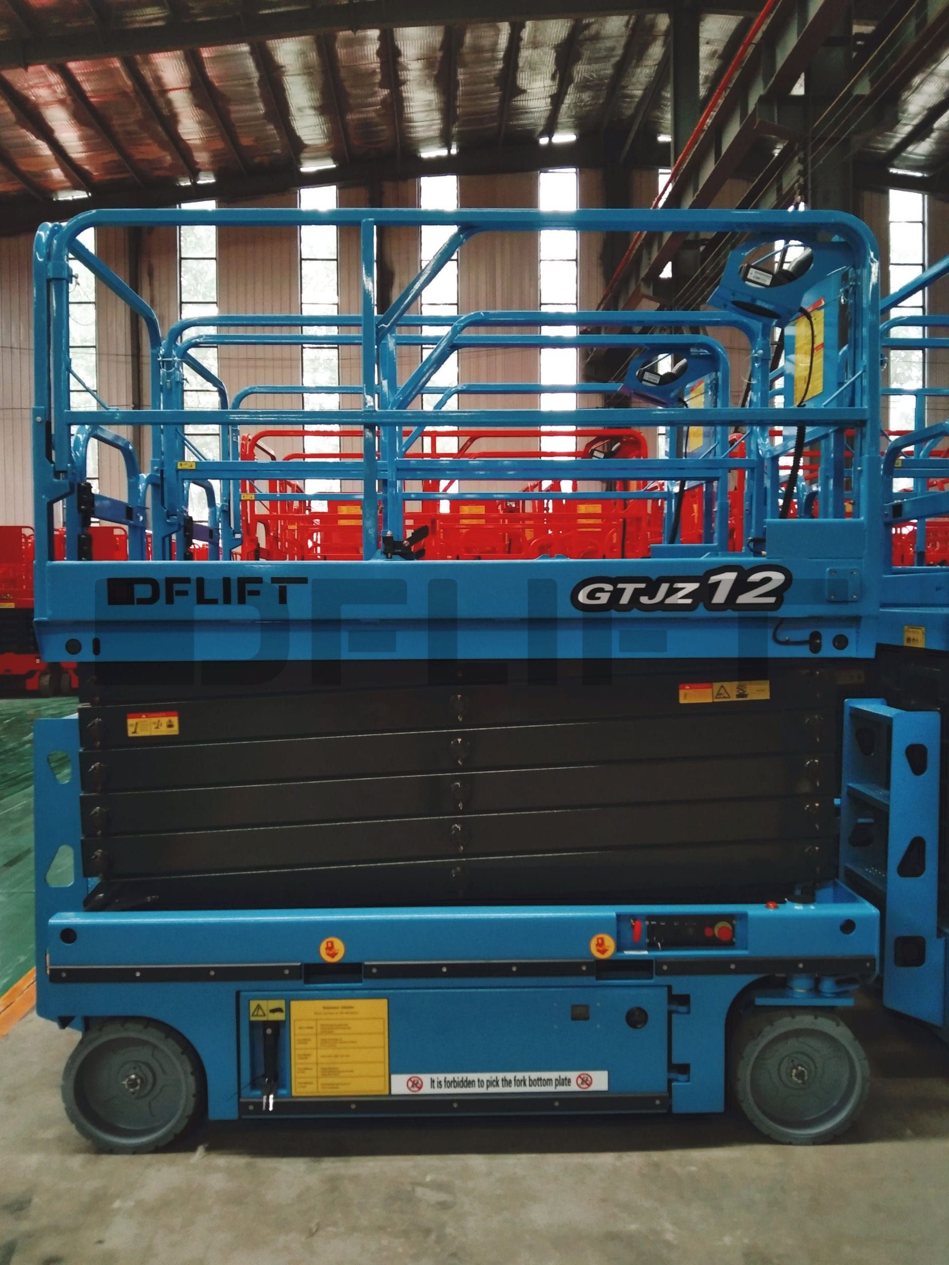 Self propelled scissor lift 2 scaled